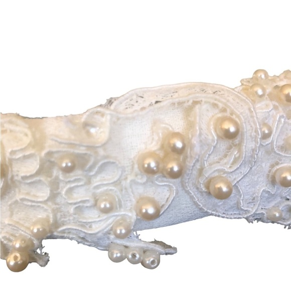 Elegant White Pearl Embellished Hairband main image 4